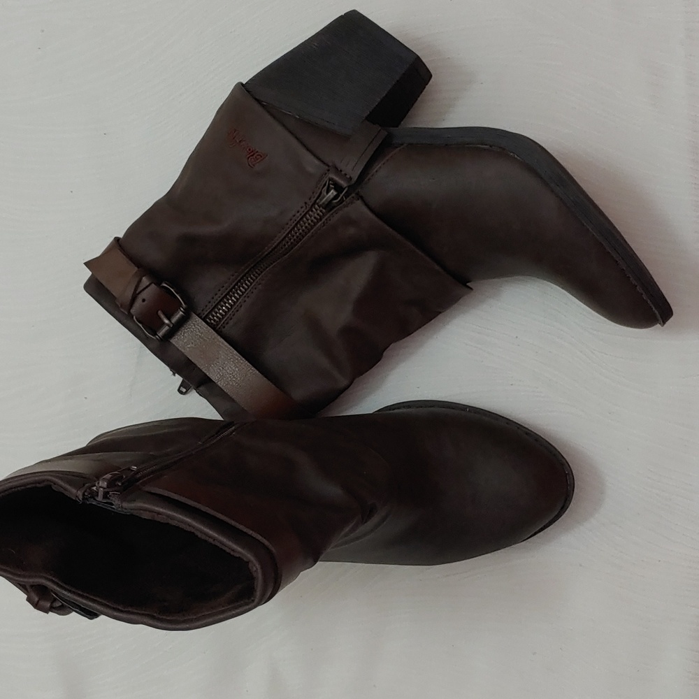 Blowfish Women's Size 8.5, 5.5 inch high boot